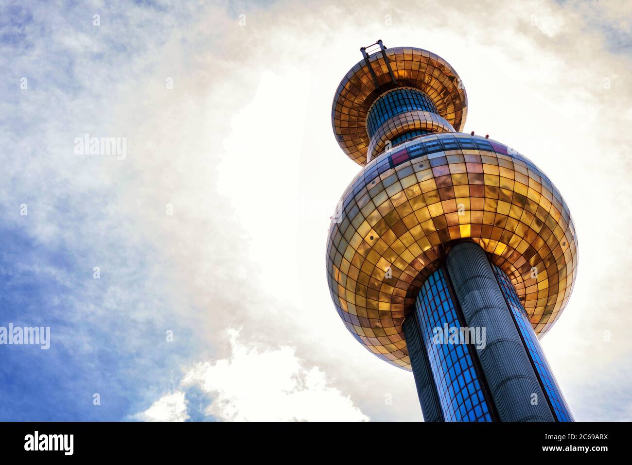 Turm des Heizwerks Spittelau nach dem Entwurf von Hundertwasser. Wien, Österreich Stockfoto