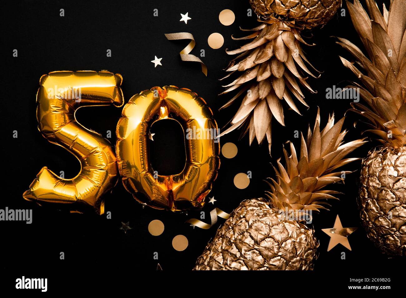 50. Geburtstag Feier Hintergrund mit goldenen Ballons und goldenen Ananas Stockfoto