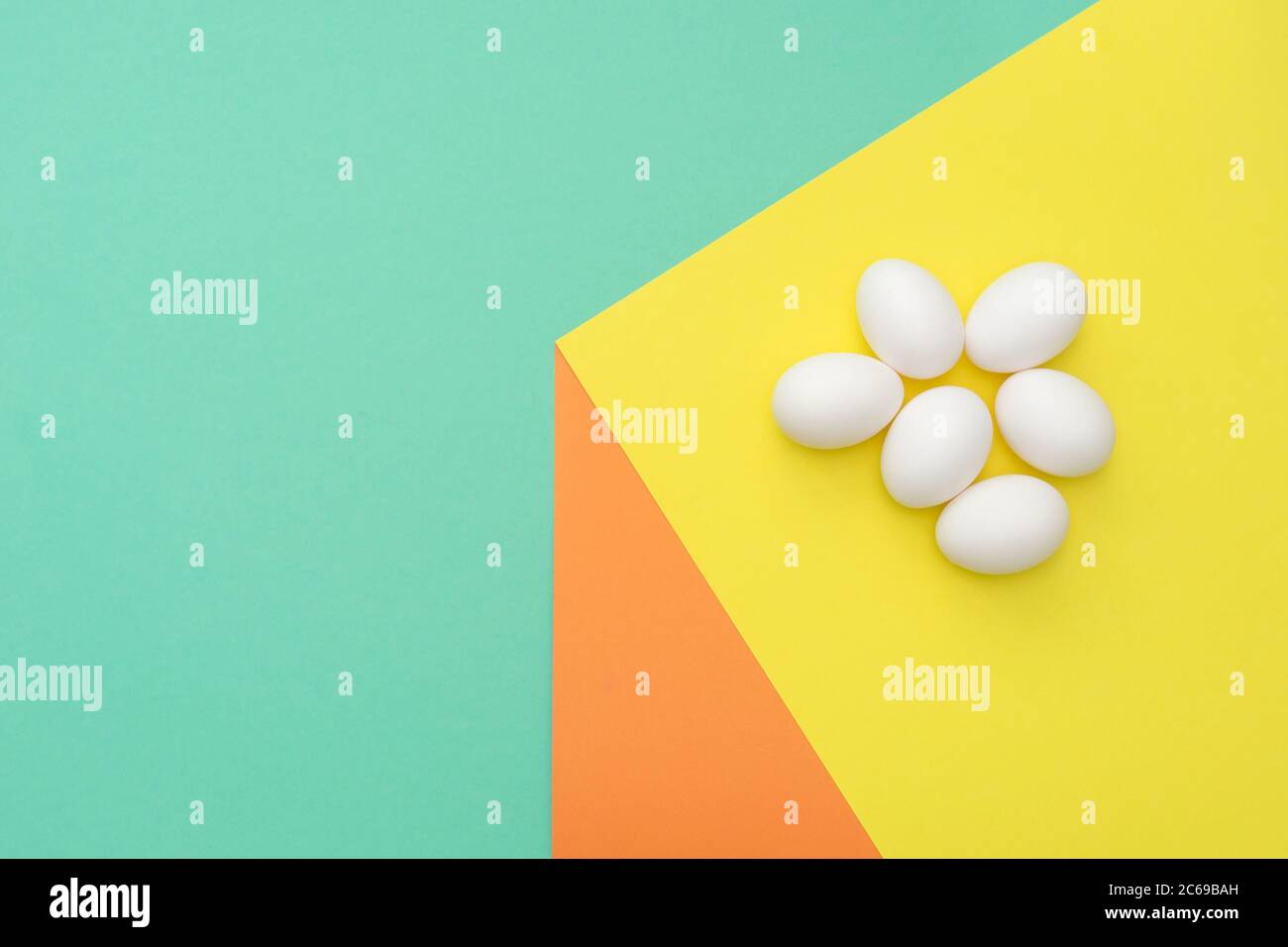 Weiße ostereier auf 3D-Effekt Hintergrund. Für Text platzieren. Hipster-Konzept zu Ostern. Stockfoto