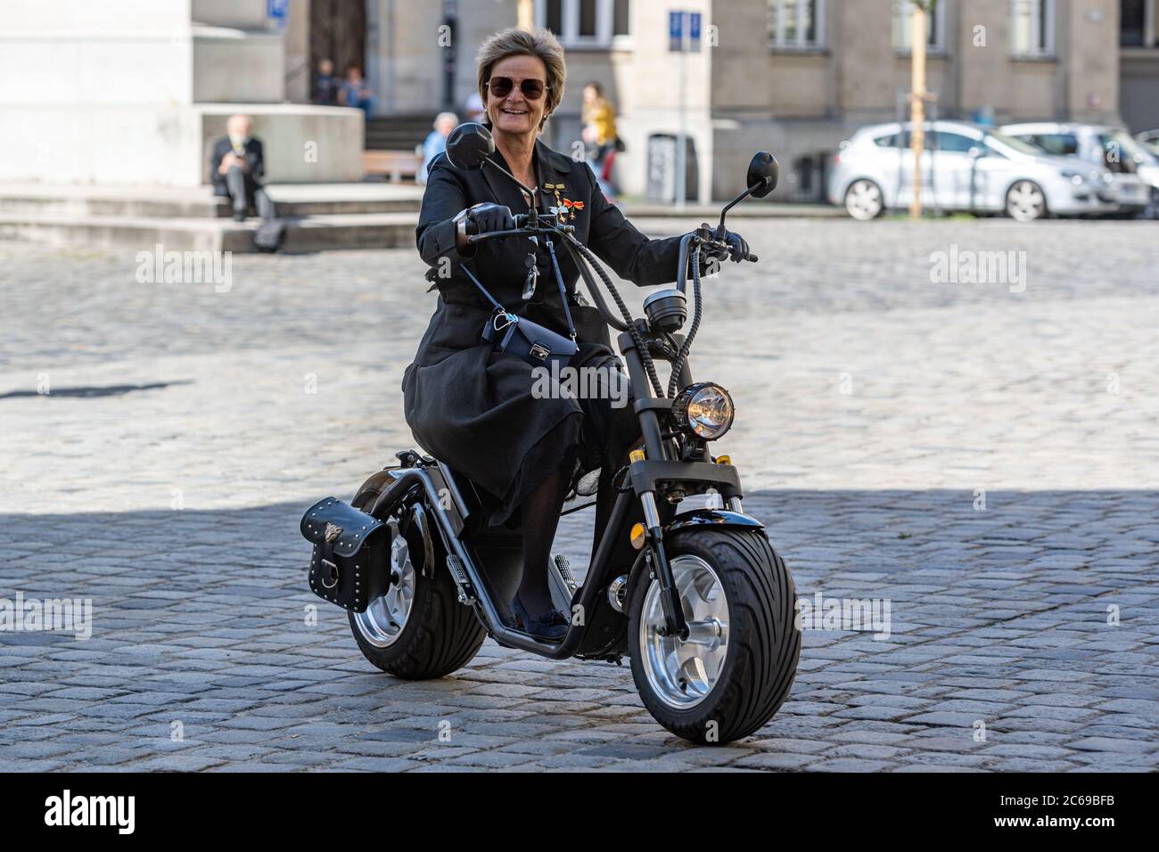 Regensburg, Deutschland. Juli 2020. Gloria von Thurn und Taxis fährt mit einem Elektromotorrad zum Trauergottesdienst für Georg Ratzinger am Petersdom. Der ältere Bruder des emeritierten Papstes Benedikt XVI. War am 01.07.2020 im Alter von 96 Jahren gestorben. Quelle: Armin Weigel/dpa/Alamy Live News Stockfoto