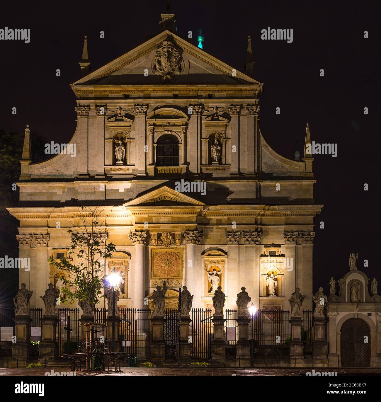 Kirche St. Peter und Paul beleuchtet in der Nacht in Krakau, Polen Stockfoto