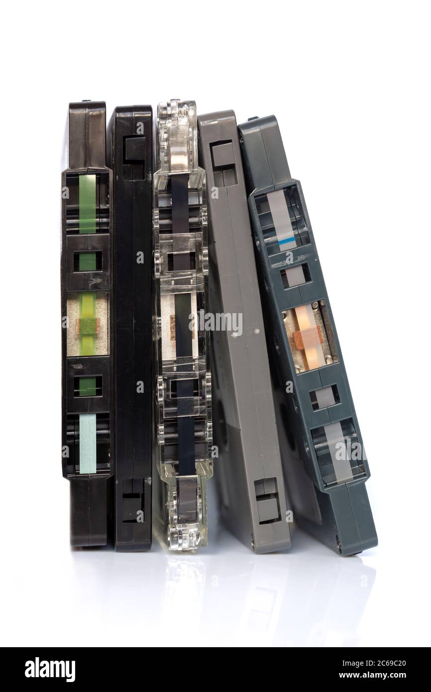 Stapel von alten Audio-Kassetten isoliert auf weißem Hintergrund, Vintage-Musik und Technologie-Konzept Stockfoto