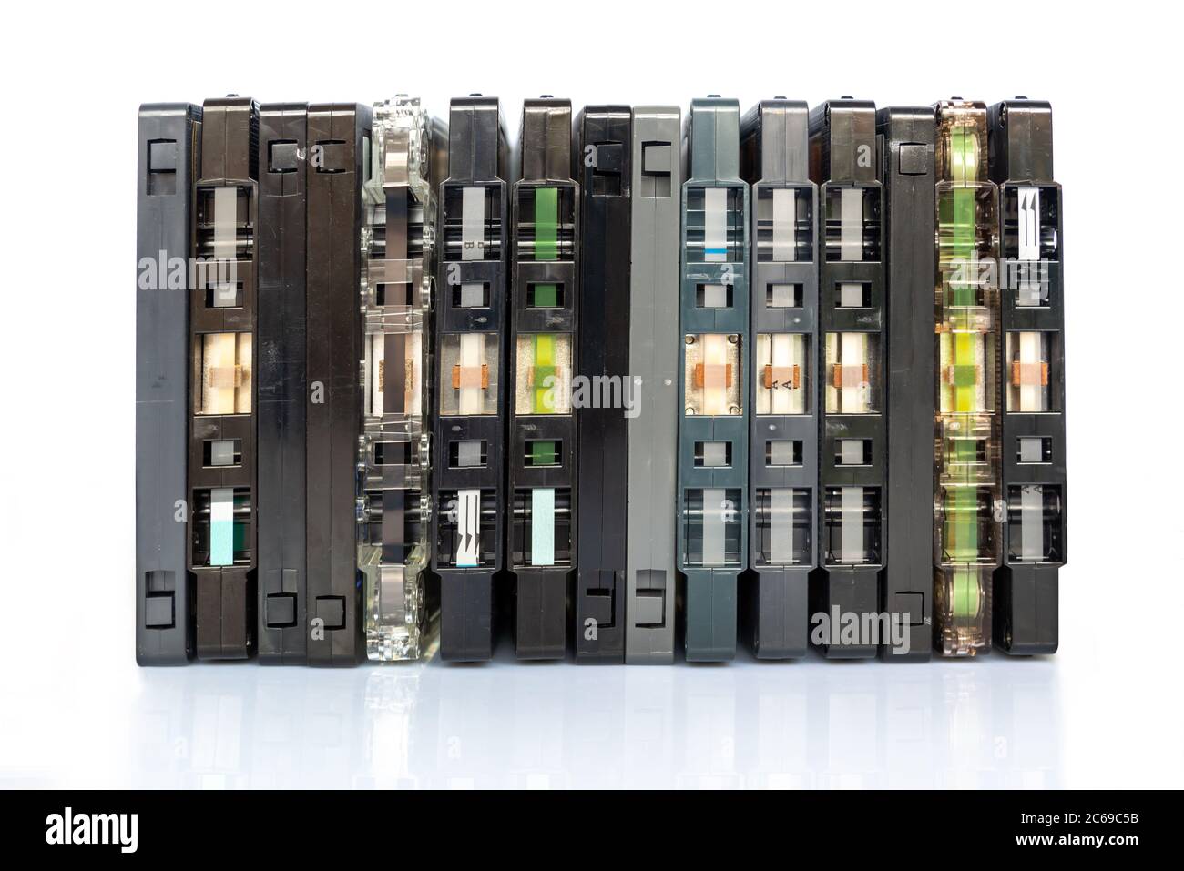 Sammlung von alten ausio Kassetten isoliert auf weißem Hintergrund, Vintage-Musik und Technologie-Konzept Stockfoto