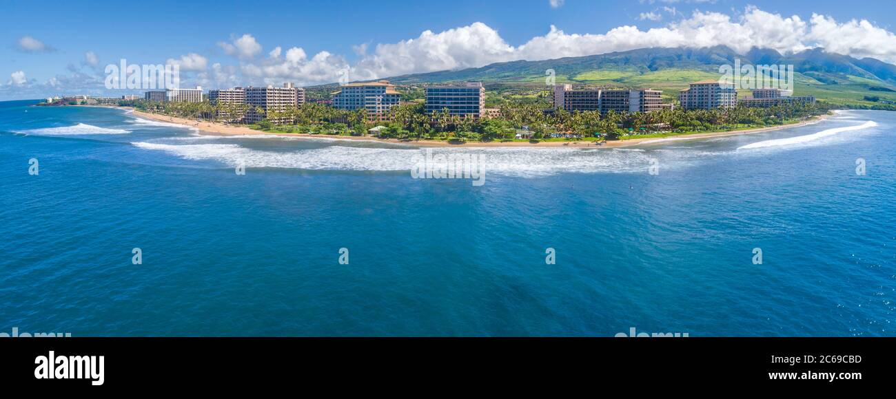 Ein Luftpanorama des weltberühmten Ka'anapali Beach von einem Ende zum anderen mit Hotels und West Maui Mountains im Hintergrund, Maui, Hawai Stockfoto