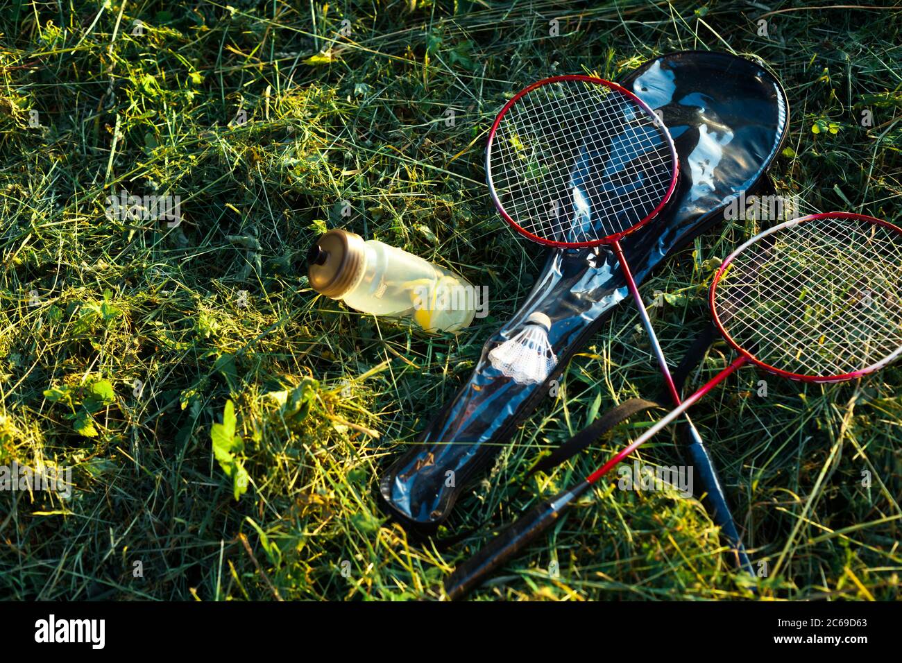 Badminton Schläger mit Wasserflasche auf einem Gras Stockfoto