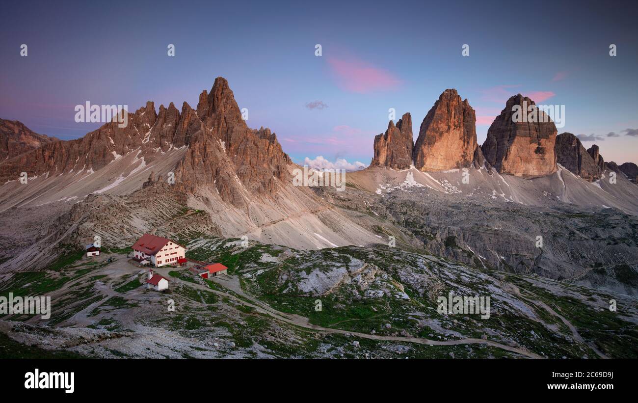 Die drei Gipfel von Lavaredo. Erstaunliches Panorama der italienischen Dolomiten mit den berühmten drei Zinnen des Lavaredo (drei Zinnen des Lavaredo) Südtirol, Italien. Stockfoto