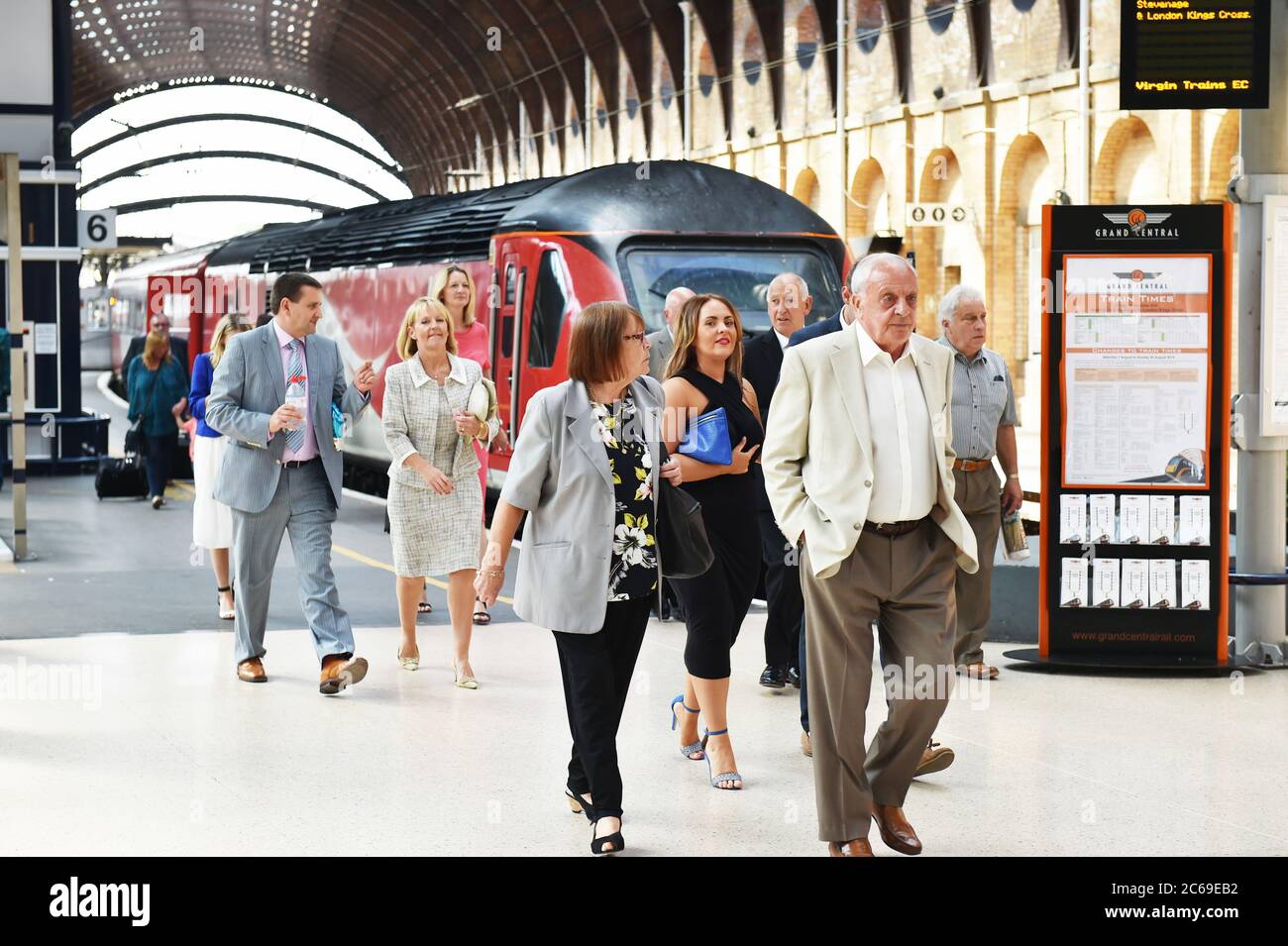 Passagiere steigen aus Virgin Train, York Railway Station Plattform UK Stockfoto