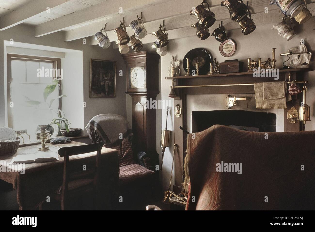 Das Innere der Hütte 1895 im Rhyd-Y-Wagen der Hüttenarbeiter Terrasse, St. Fagans National Museum der Geschichte von Wales, Cardiff, Cymru, Wales, Großbritannien Stockfoto