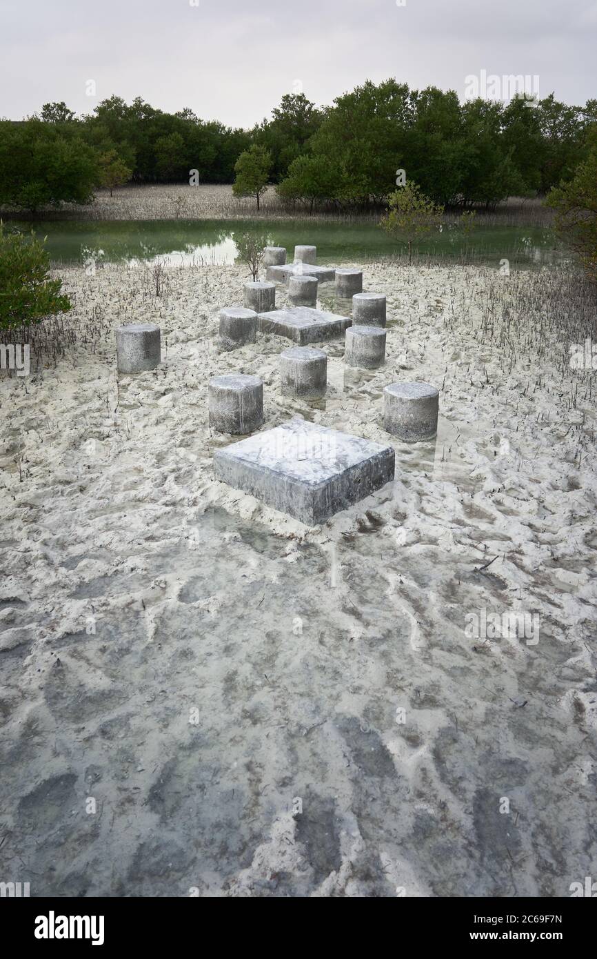 Dekorative Betonplatten und Pfosten in Abu Dhabi Mangrove Park. Stockfoto