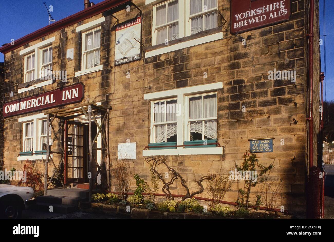 The Commerical Inn - später umbenannt in The Woolpack für die TV-Sendung Emmerdale, als es im Dorf Esholt, West Yorkshire, England, UK gedreht wurde. Ca. 1980 Stockfoto