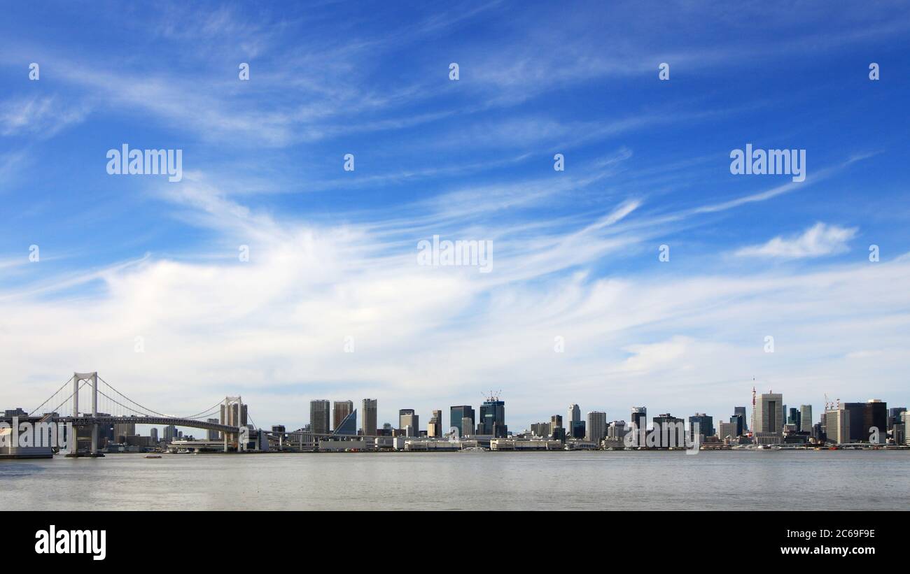 Panoramablick auf die Bucht von Tokio mit Blick auf die Regenbogenbrücke und den Tokyo Tower Stockfoto