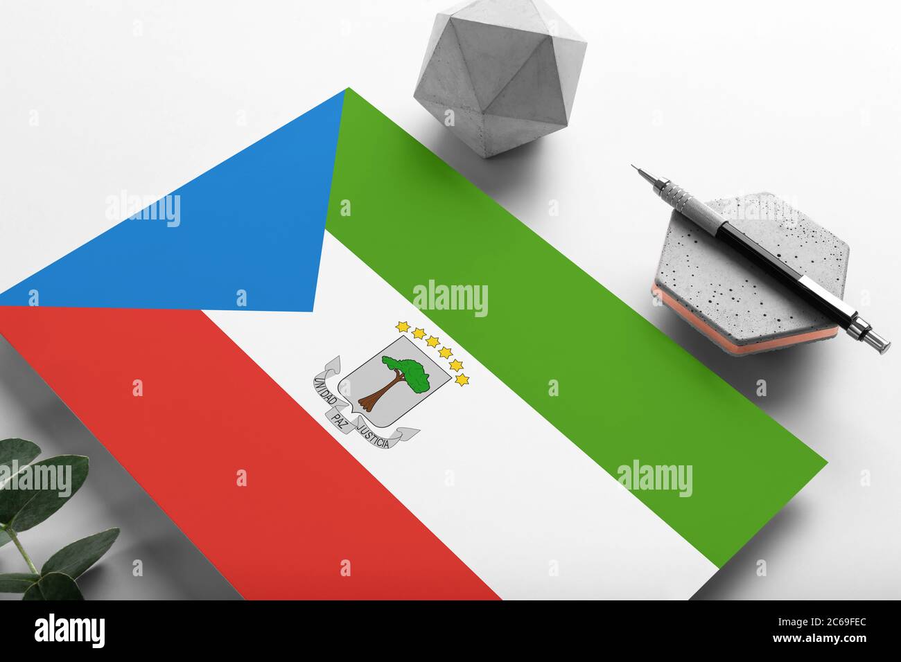 Äquatorialguinea Flagge auf minimalistischem Papier Hintergrund. Nationale Einladung Brief mit stilvollen Stift auf Stein. Kommunikationskonzept. Stockfoto