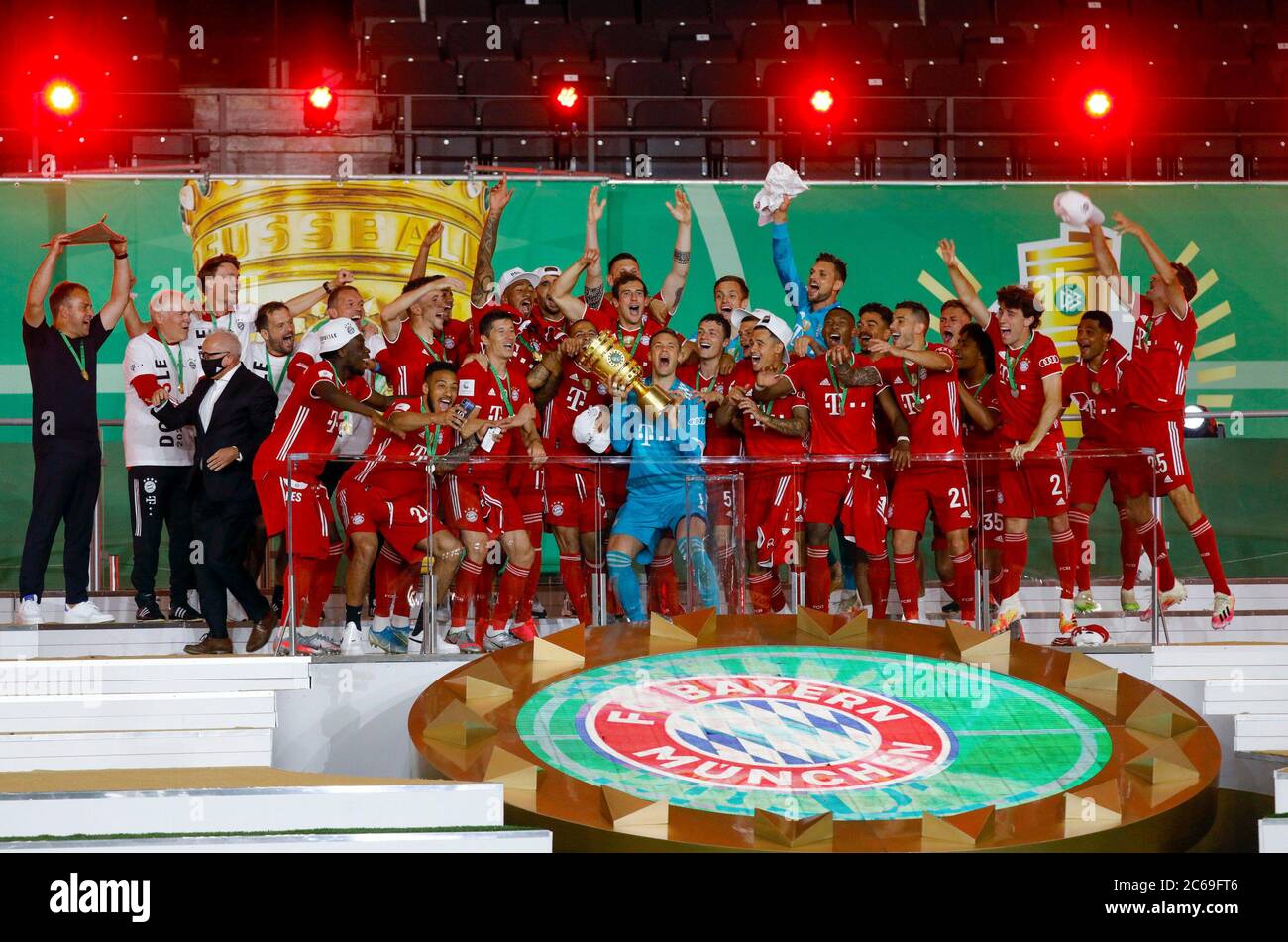 Stadt Berlin, Deutschland. Juli 2020. FIRO Fußball, Fußball-Pokalfinale:  Saison 2019/2020, 04.07.2020 DFB-Pokal Finale der Männer Bayer Leverkusen -  FC Bayern München, Mannschaftsbild, Team, Siegerehrung, Podium FC Bayern  München Deutscher Pokjal ...