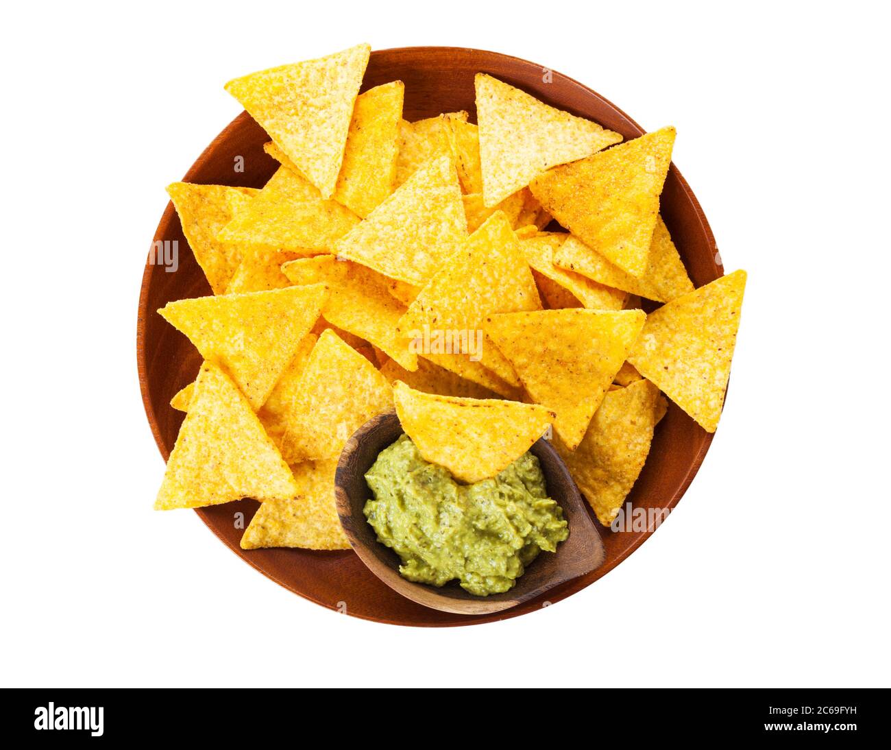 Tortilla Chips und Guacamole Sauce auf Holzplatte isoliert auf weißem Hintergrund, Draufsicht Stockfoto