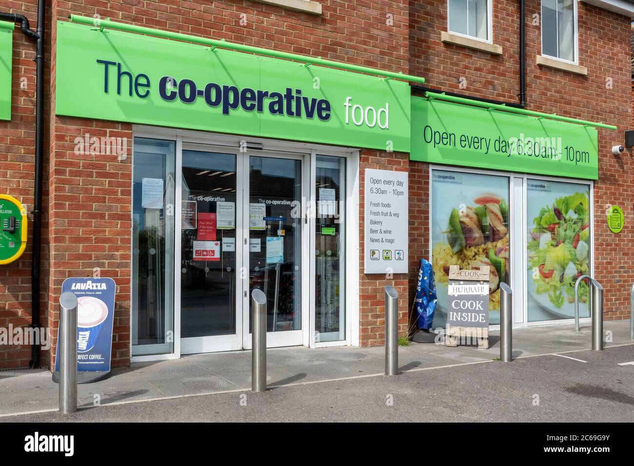 Der kooperative Lebensmittelgeschäft, Co-op-Lebensmittelgeschäft in einem Dorf, Lebensmittelgeschäft, Großbritannien Stockfoto