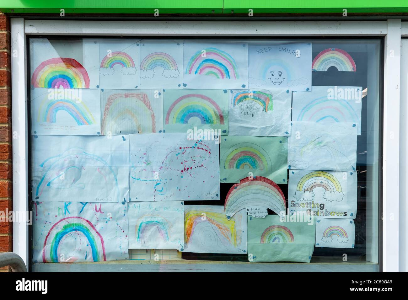 Regenbogenbilder von Kindern, die während der Coronavirus-Pandemie Covid-19 2020 in einem britischen Schaufenster ausgestellt wurden Stockfoto