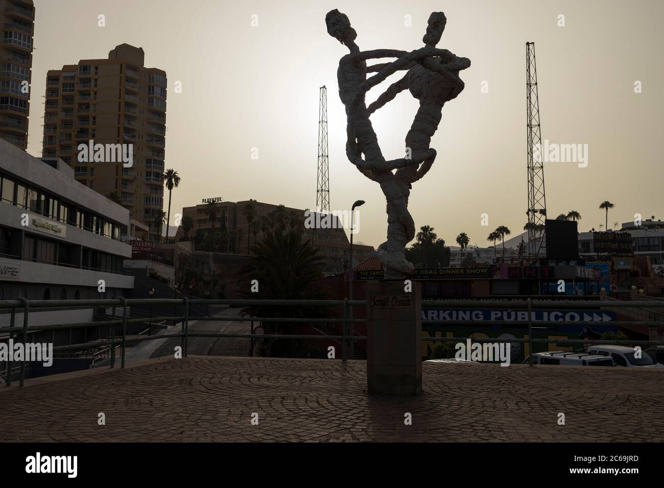 Der Himmel ist trüb hinter einer Skulptur von Yamil Omar, während die Insel  um 9 Uhr bei Temperaturen von 27 Grad celsius schwelgt. Das Wetter war  ungewöhnlich heiß mit Warnungen, in den