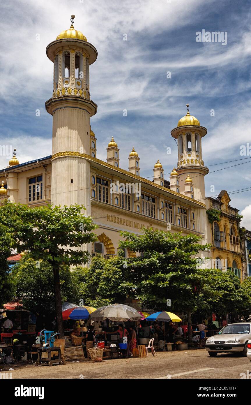 Straßenansicht der Minarette der Narsapuri Moja Sunni Jamae Moschee in Yangon, Myanmar, formal Rangun Burma Stockfoto