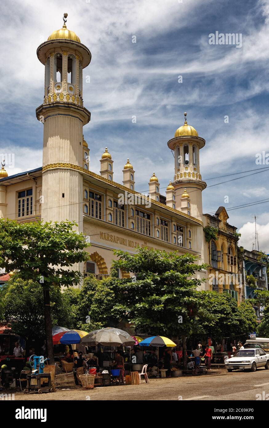 Straßenansicht der Minarette der Narsapuri Moja Sunni Jamae Moschee in Yangon, Myanmar, formal Rangun Burma Stockfoto