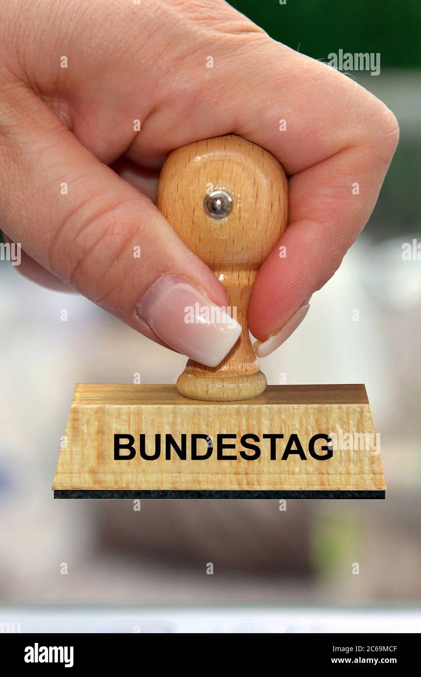 Hand mit Briefmarkenbeschriftung Bundestag; Bundestag, Deutschland Stockfoto