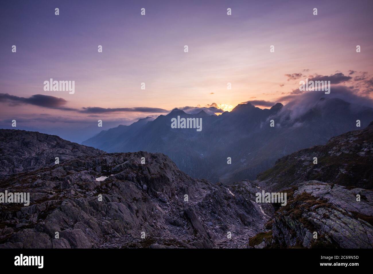 Sonnenuntergang in den Schweizer Alpen - Huette Cadlimo am Lukmanierpass, Kanton Tessin, Schweiz Stockfoto
