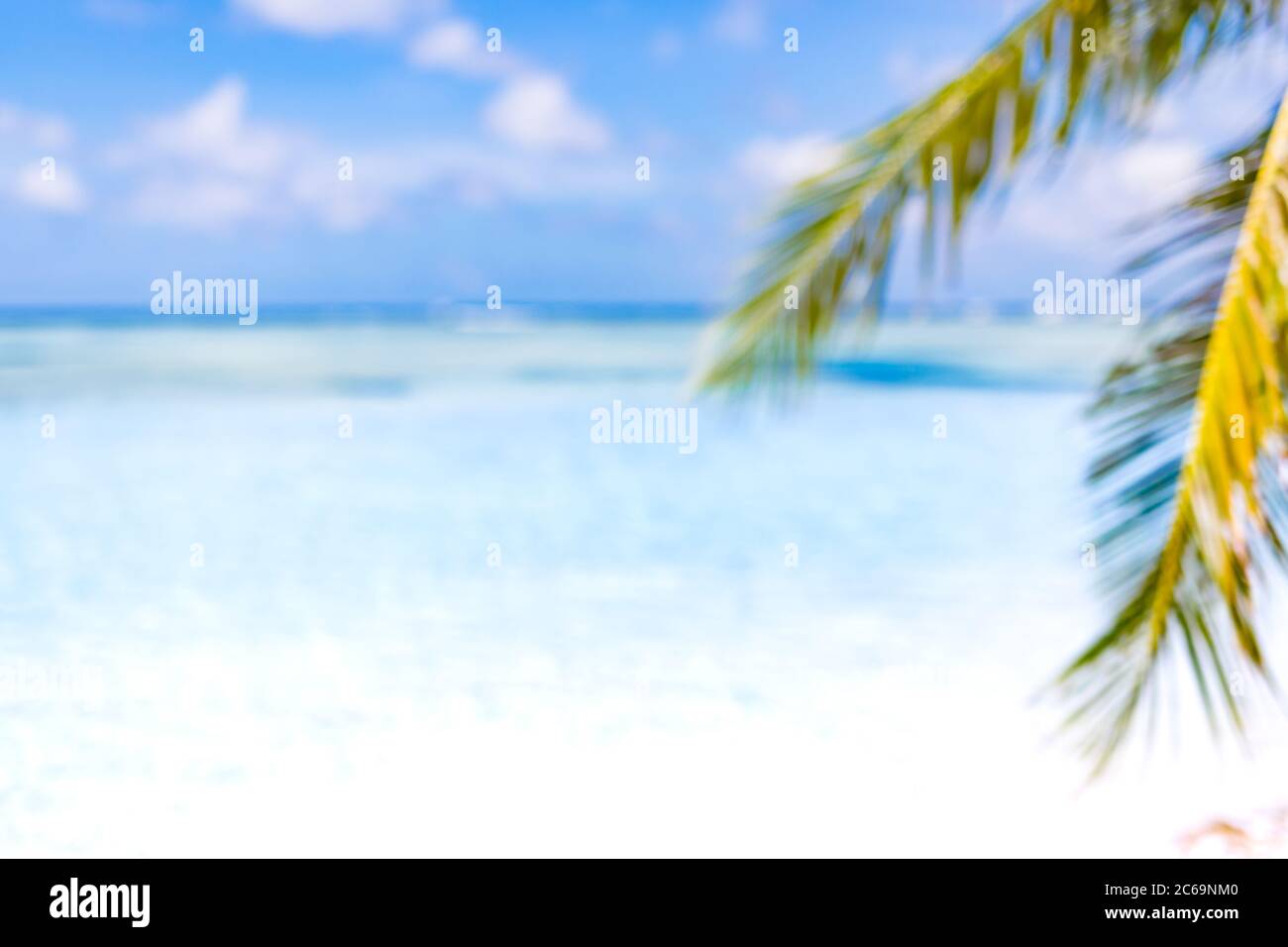 Hintergrund des Sommersands und verschwommene Landschaft des Strandes. Freier Platz für Ihre Dekoration über Paradise Island Beach Stockfoto