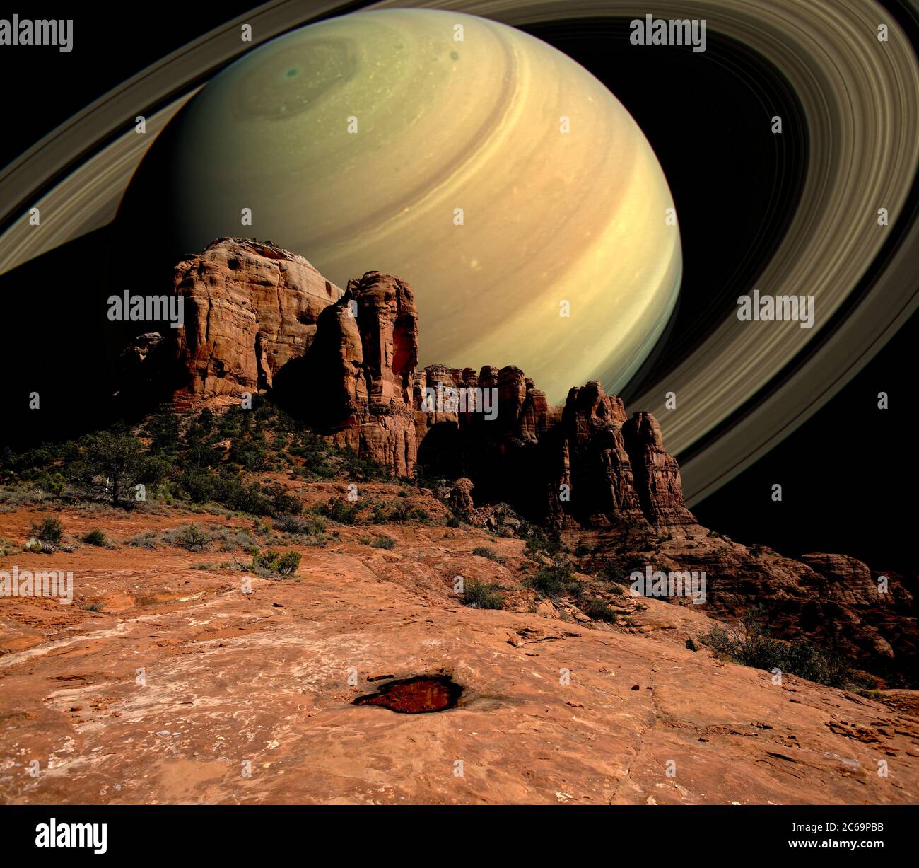 Konzeptionelle Ansicht des Saturn Rising hinter Cathedral Rock, Sedona, Arizona, USA Stockfoto
