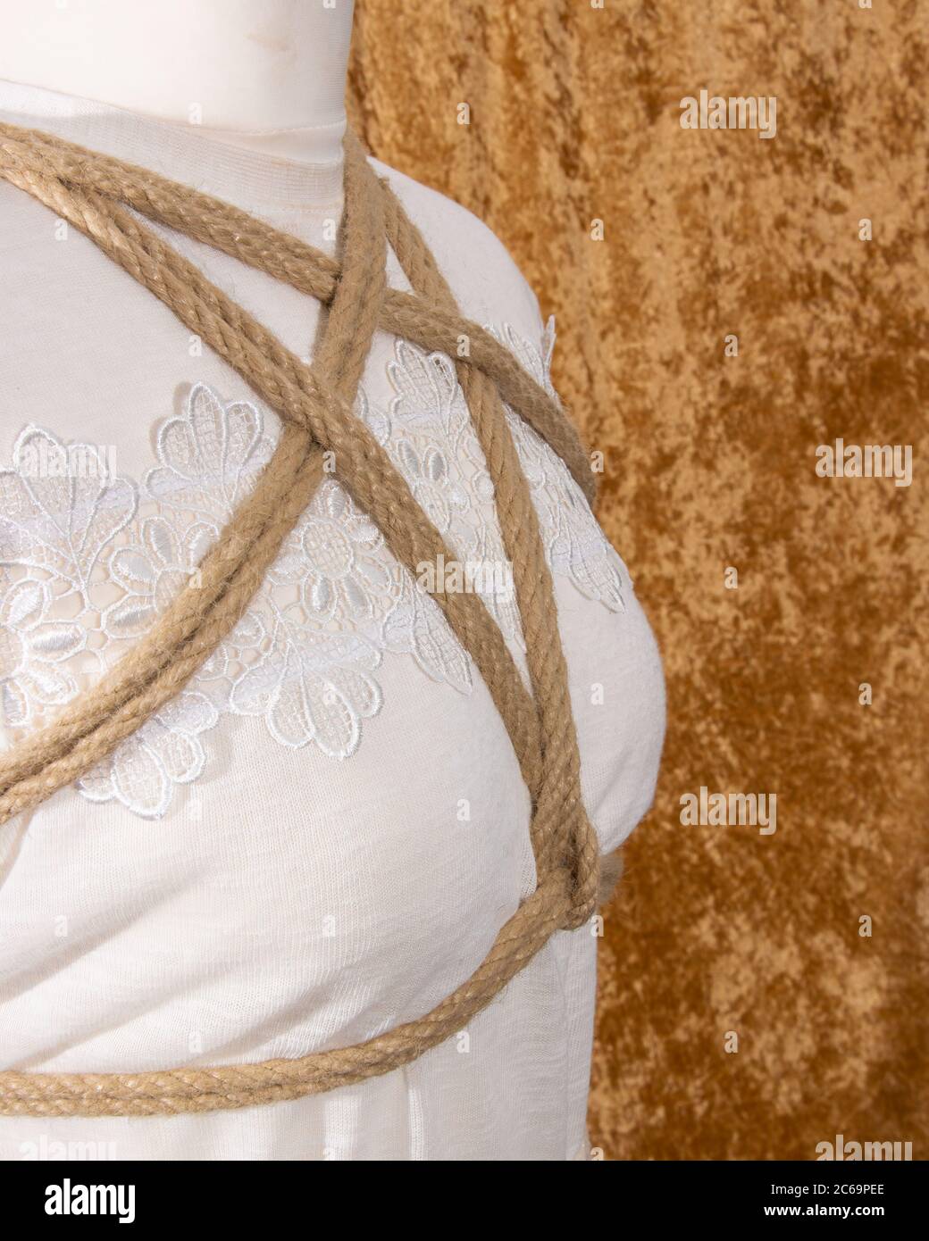 Selektiver Fokus des Shibari Pentagramm Brustgurts auf der Seitenansicht der Übungspuppe Stockfoto