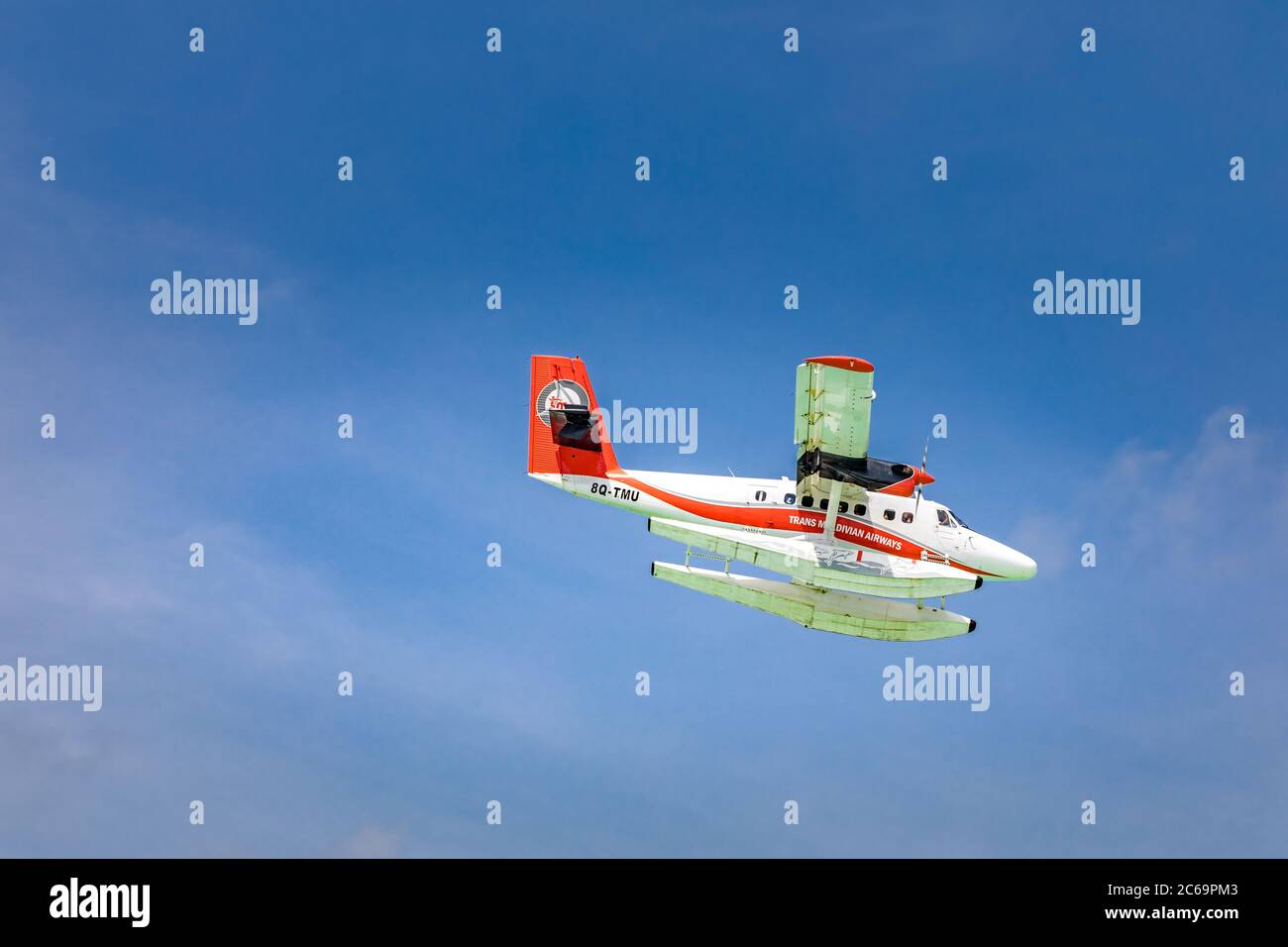Male, Malediven - 20. Dezember 2018: Wasserflugzeug der Trans Maldivian Airways Fluggesellschaft, die in blauem Himmel über Male fliegt. Isoliert. Luxusreisen, Sommerurlaub Stockfoto