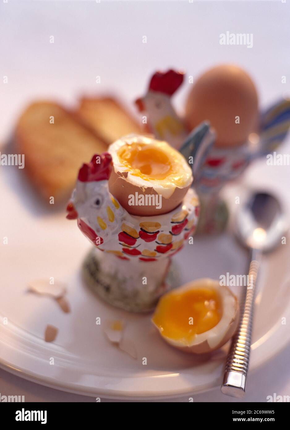 Weich gekochte Eier zum Frühstück in Hühnerform Eierbecher Stockfoto