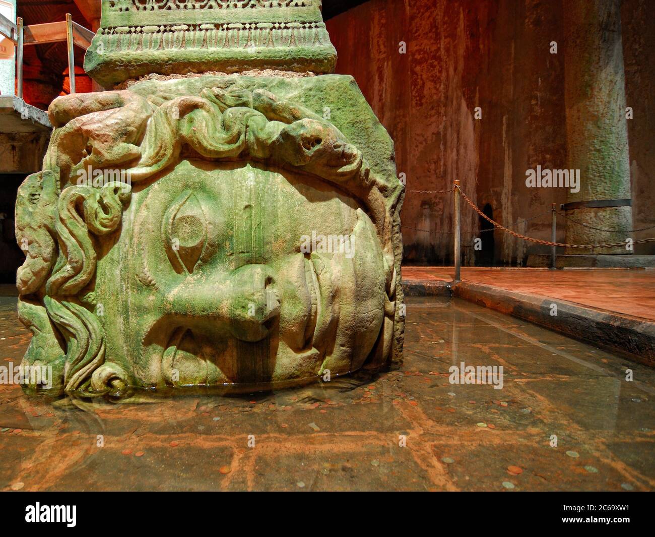 ISTANBUL - NOV 11: Medusa Kopf in der Basilica Zisterne am 11. Nov 2010 in Istanbul, Türkei. Es ist 143m lang und 65m breit unterirdisches Wasser conta Stockfoto