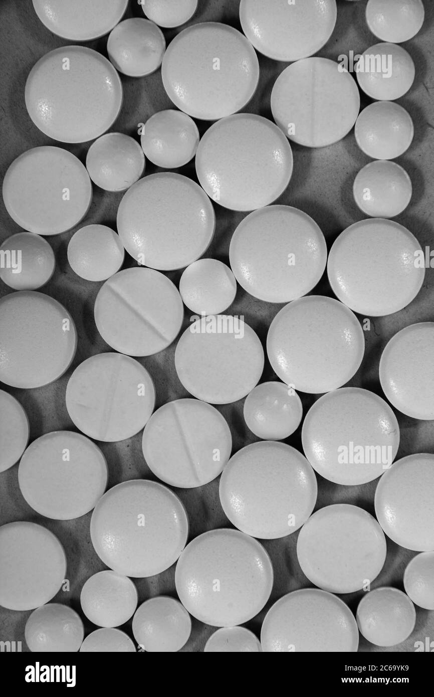Farbige Tabletten aus der Verpackung. Farbige Pillen mit einem einfachen Hintergrund und verschiedenen Farben zusammen. Stockfoto