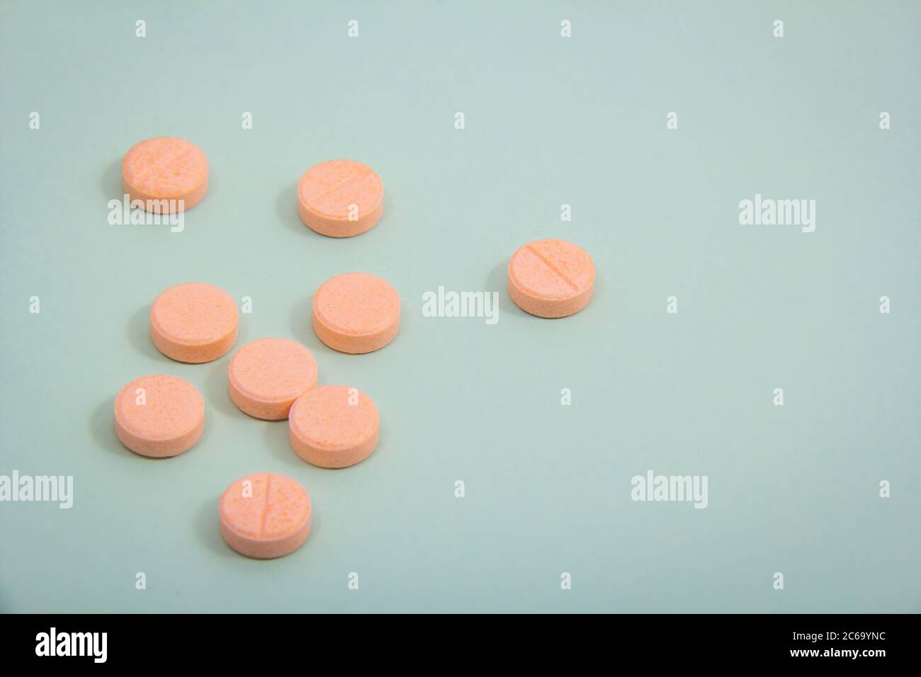 Farbige Tabletten aus der Verpackung. Farbige Pillen mit einem einfachen Hintergrund und verschiedenen Farben zusammen. Stockfoto