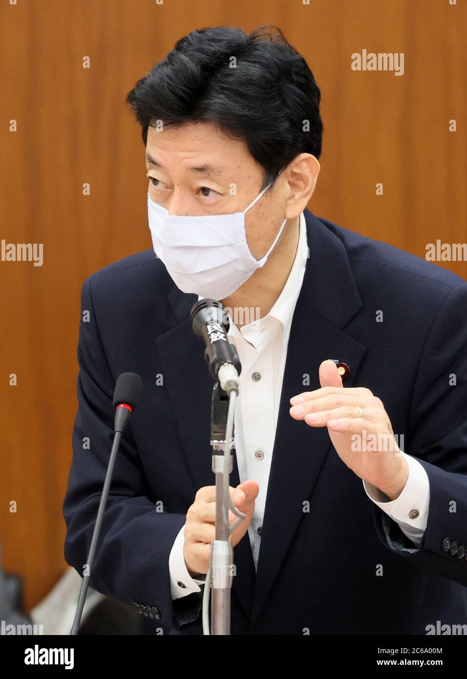 Tokio, Japan. Juli 2020. Der japanische Minister für Finanzpolitik Yasutoshi Nishimura beantwortet eine Frage auf der Kabinettssitzung des Unterhauses am 8. Juli 2020 beim Nationaldiät in Tokio. Quelle: Yoshio Tsunoda/AFLO/Alamy Live News Stockfoto