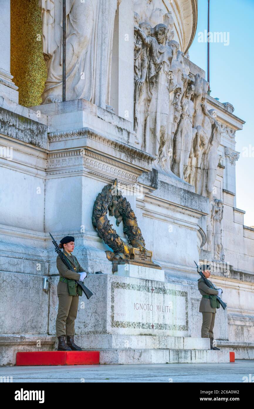 Italien, Latium, Rom, Vittorio Emanuele II Denkmal, Altare della Patria, Altar des Vaterlandes, Grab des unbekannten Soldaten, Tomba del Milite igneto Stockfoto