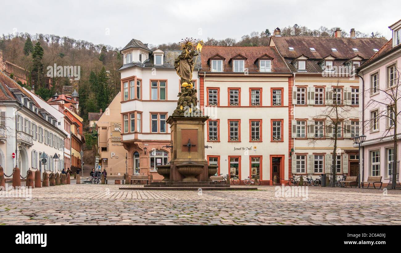 Zentralmarkt, Ger. Kornmarkt und Denkmal der Kornmarktmadonna in der Innenstadt von Heidelberg, Baden-Württemberg, Deutschland. Europa Stockfoto