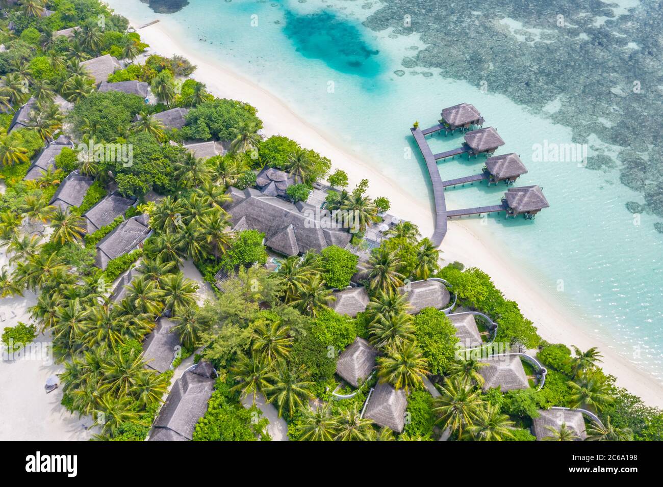 Perfekte Luftlandschaft, Luxus-tropisches Resort oder Hotel mit Wasser Villen und schöne Strandlandschaft. Atemberaubende Vogelperspektive auf den Malediven, Landschaft Stockfoto