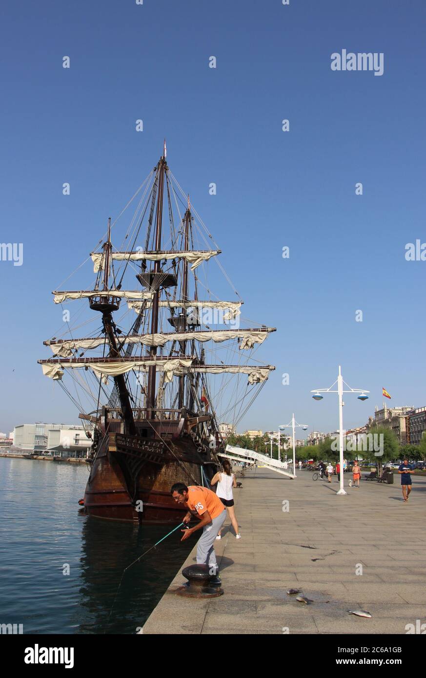 Angeln vor der Nachbildung des Victoria-Schiffes eine Karacke und das erste Schiff, das den Globus umrundet, vor Anker in Santander mit starkem Sonnenlicht Stockfoto