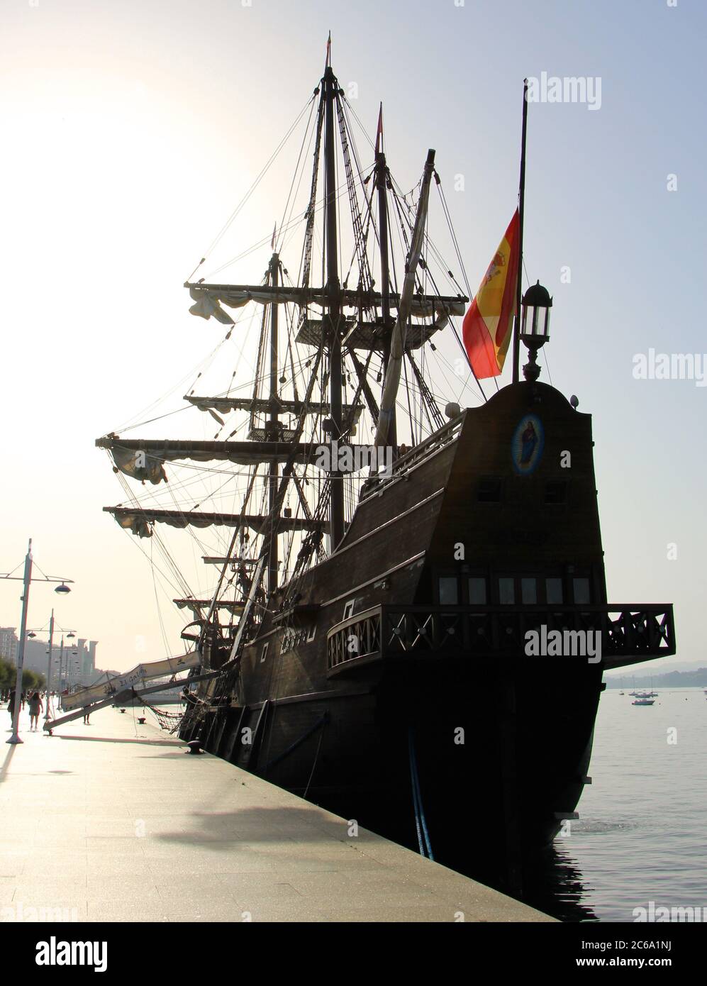 Nachbildung des Victoria-Schiffes eine Karacke und das erste Schiff, das den Globus umrundet, vor Santander mit starkem Morgenlicht durch Dunst Stockfoto