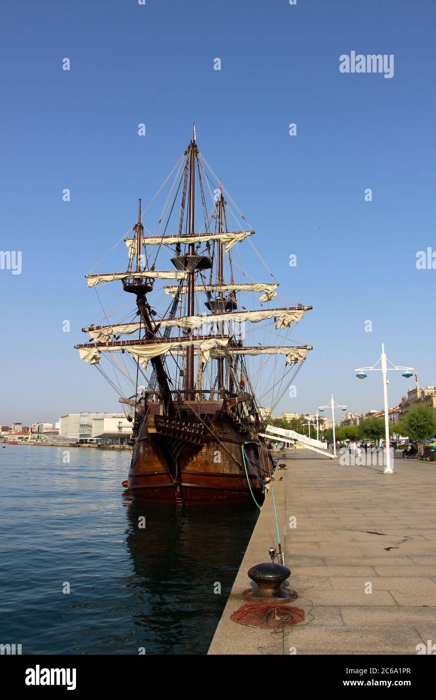 Nachbildung des Victoria-Schiffes eine Karacke und das erste Schiff, das den Globus umrundet, vor Santander mit starkem Morgenlicht Stockfoto