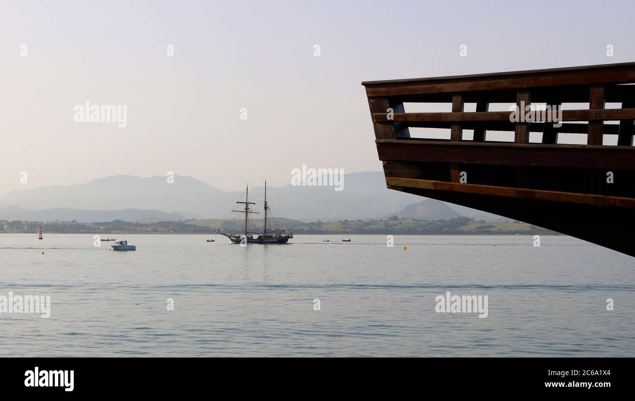 Bug der Nachbildung der Victoria das erste Schiff, das den Globus umrundet, liegt in Santander mit dem Hochschiff Atyla auf dem Weg ins Meer Stockfoto
