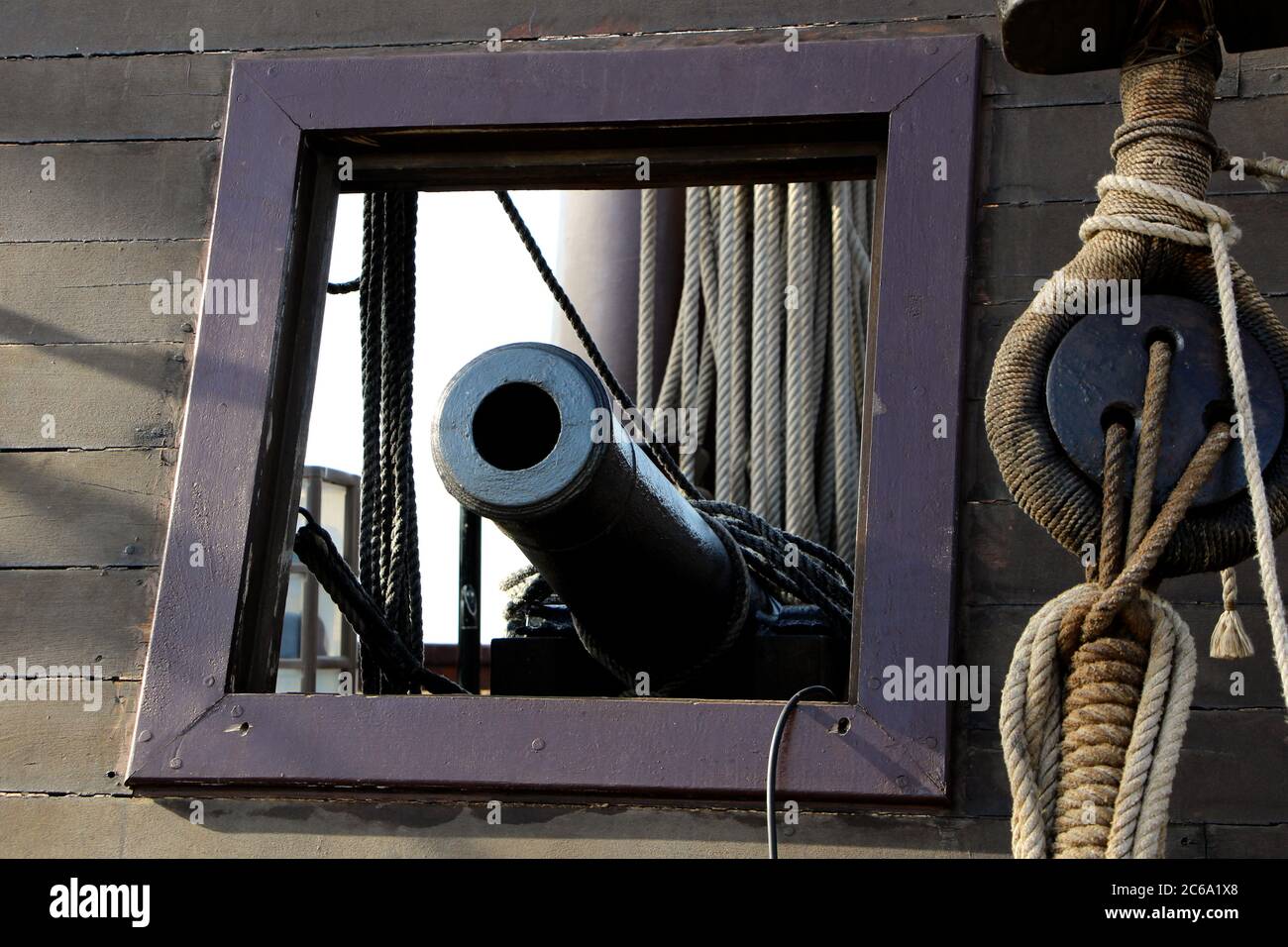 Cannon an Bord der Nachbildung des Victoria-Schiffes eine Karacke und das erste Schiff, das den Globus umrundet, vor Anker in Santander Stockfoto