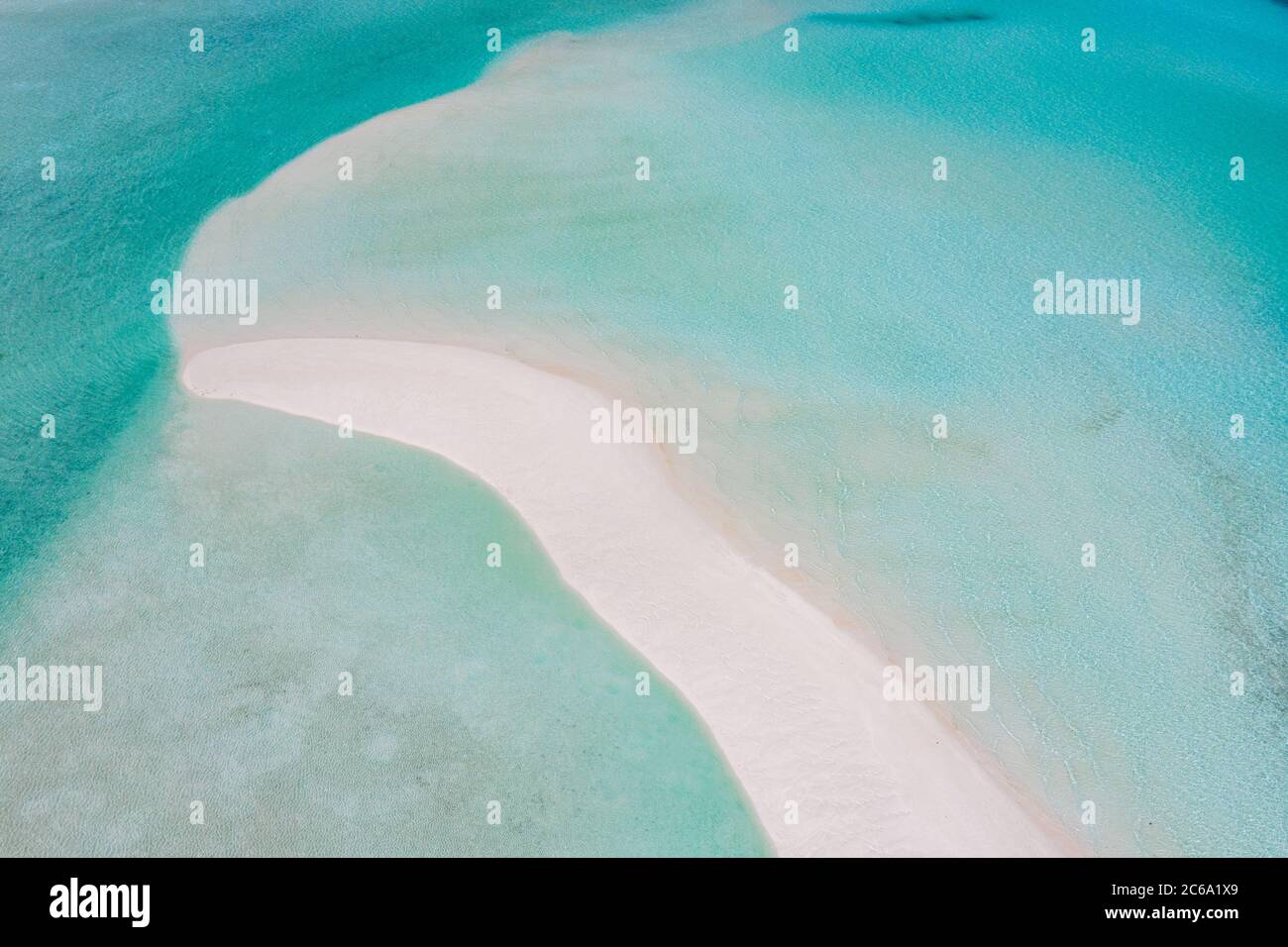 Schöne Luftaufnahme von exotischen Sandbank, idyllische tropische Strandlandschaft, blaue Meerwellen und weißen Sand. Romantische und entspannende Sommerstimmung Stockfoto