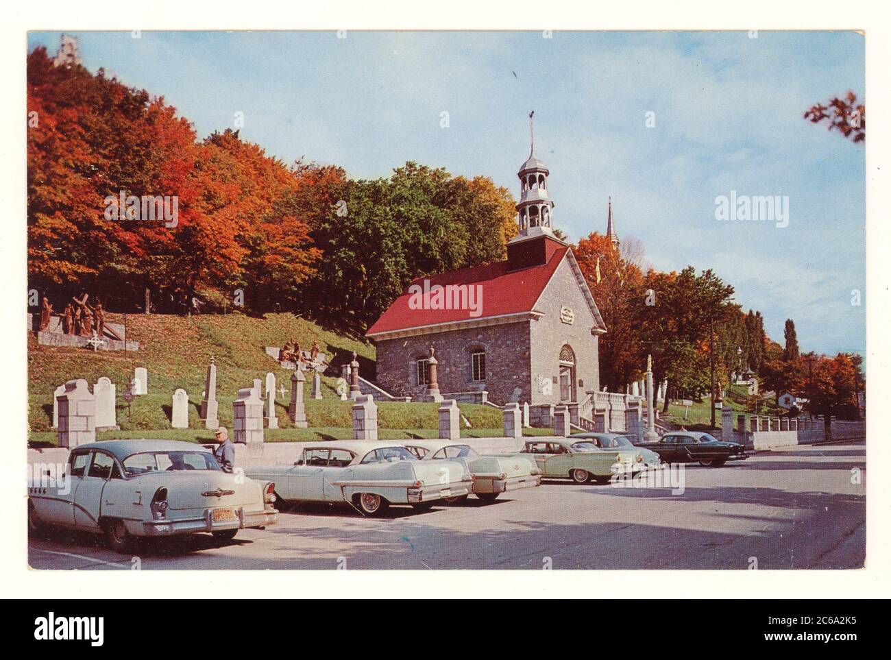 Mitte des Jahrhunderts farbige Postkarte von La Petite Chapelle et la Fontaine Miraculeuse, Sainte Anne de Beaupre, Quebec, Kanada, während des Herbstes, (der Herbst) datiert 1962 Stockfoto
