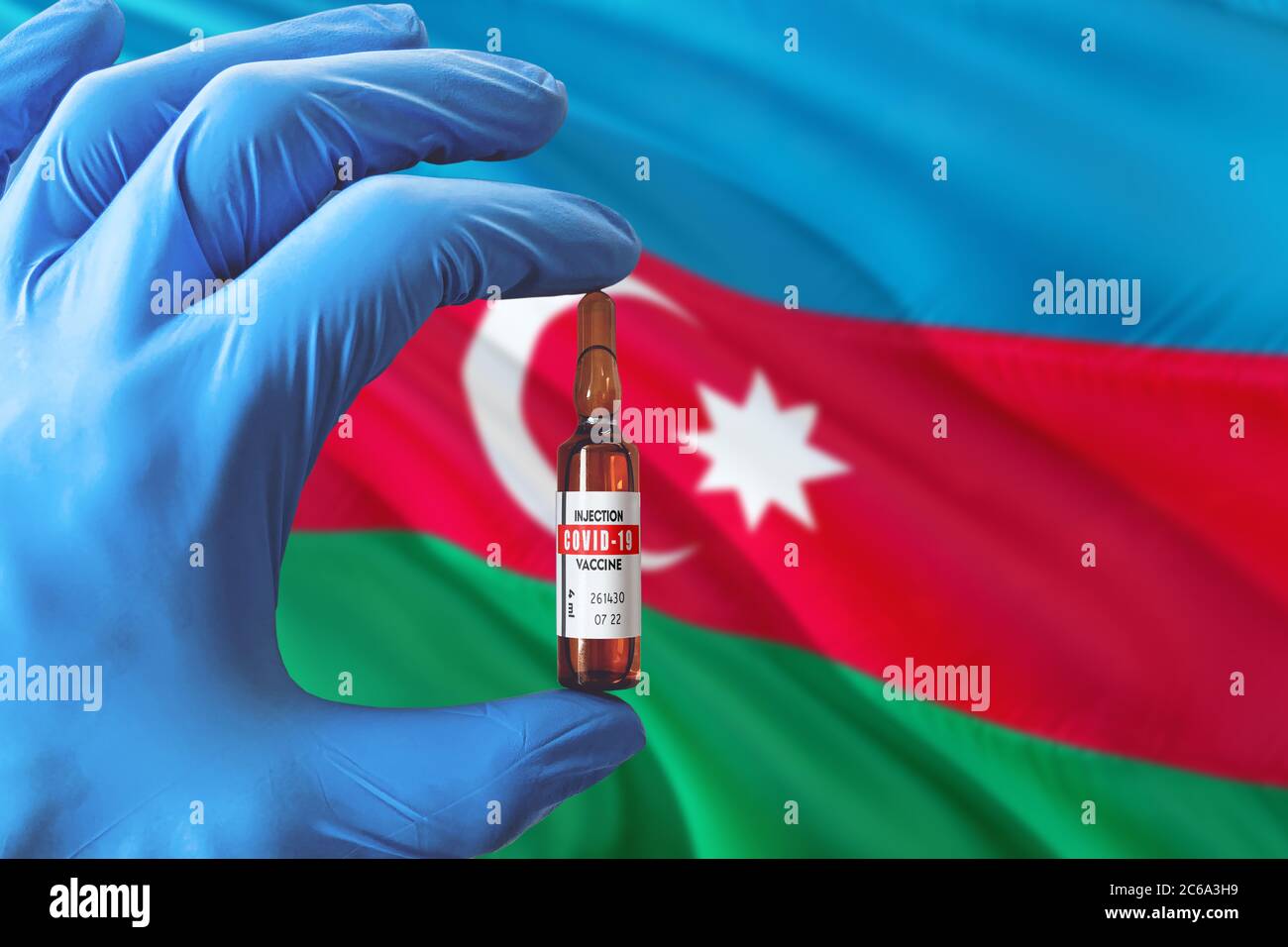 Aserbaidschan Flagge mit Coronavirus Covid-19 Konzept. Arzt mit blauen Schutzhandschuhen mit einer Impfstoffflasche. Epidemic Virus, Cov-19, Corona Stockfoto