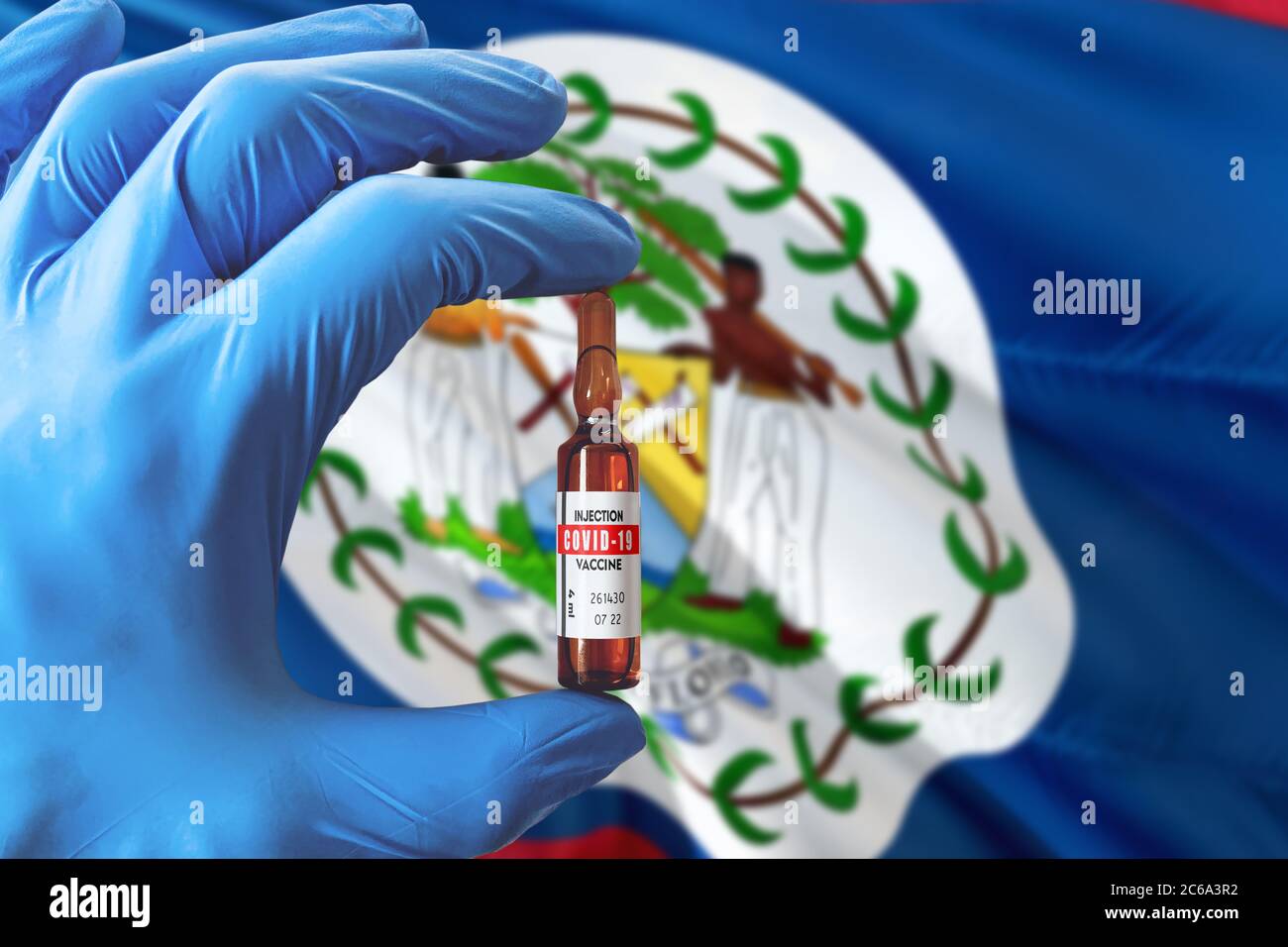 Belize Flagge mit Coronavirus Covid-19 Konzept. Arzt mit blauen Schutzhandschuhen mit einer Impfstoffflasche. Epidemic Virus, Cov-19, Corona vir Stockfoto
