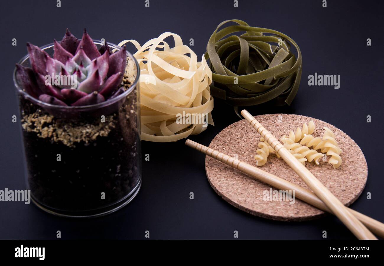 Geformte und bunte Pasta in verschiedenen Größen und Farben in kleinen Gerichten zusammen aus nächster Nähe. Stockfoto