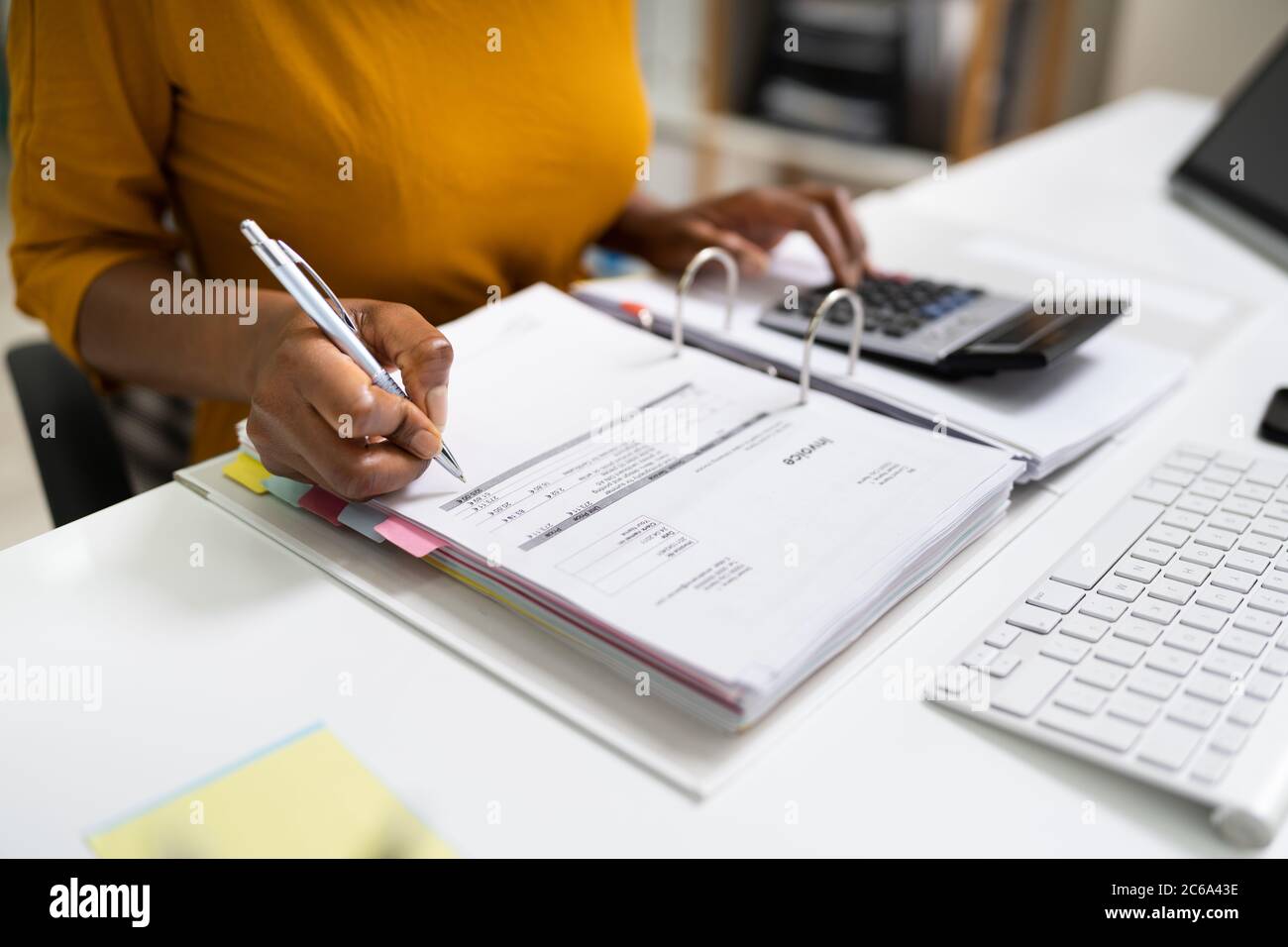 African American Business Accountant In Office Doing Accounting Arbeit Stockfoto