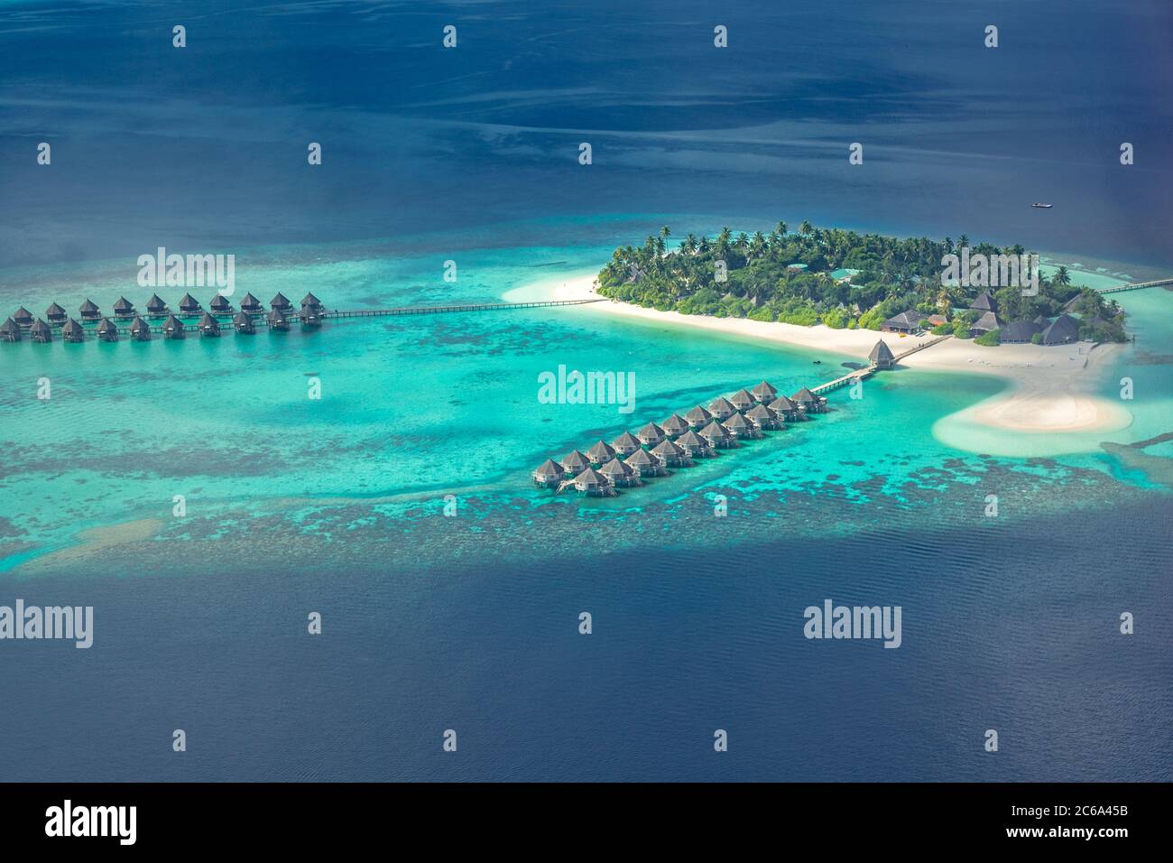 Atemberaubende Luftlandschaft, luxuriöses tropisches Resort oder Hotel mit Wasservillen und wunderschöner Strandlandschaft. Perfekte Vogelperspektive auf den Malediven, Landschaft Stockfoto