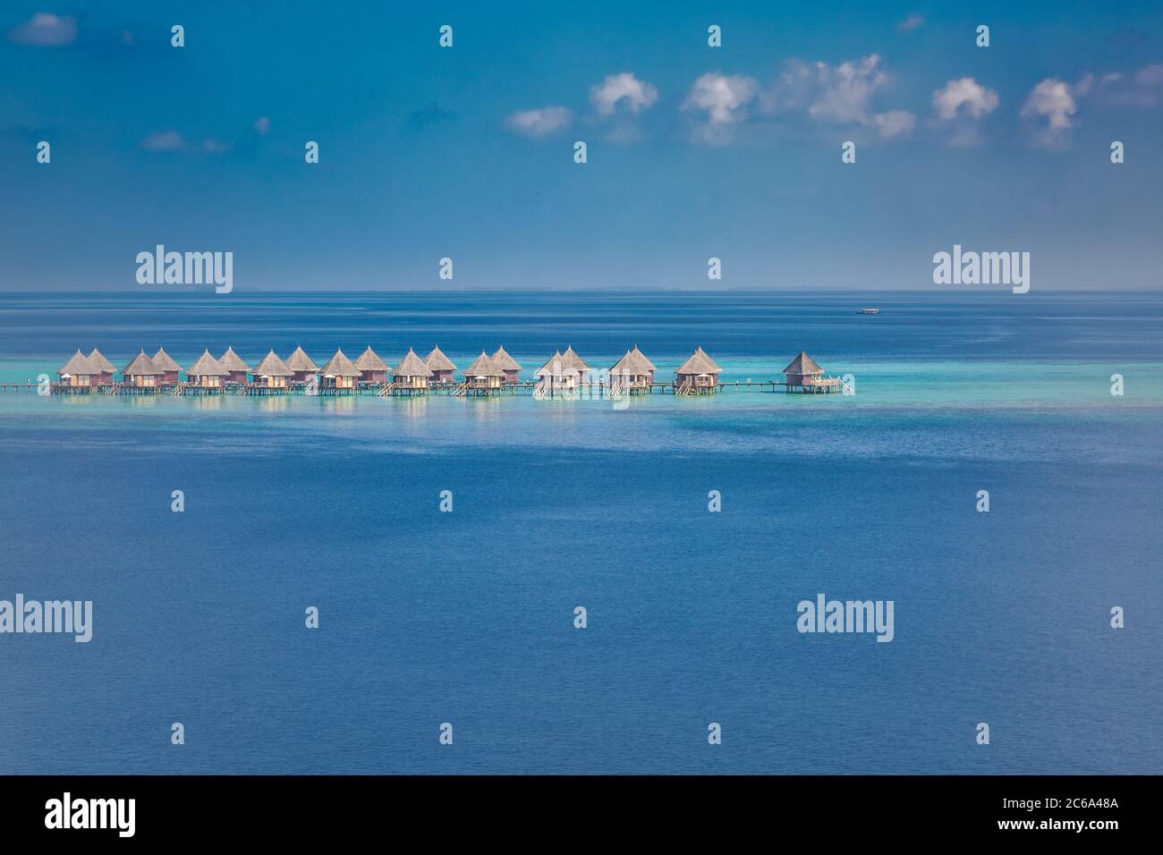 Atemberaubende Luftlandschaft, luxuriöses tropisches Resort oder Hotel mit Wasservillen und wunderschöner Strandlandschaft. Perfekte Vogelperspektive auf den Malediven, Landschaft Stockfoto